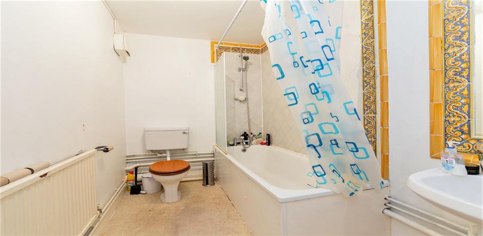 			4 Bedroom, 1 bath, 1 reception Flat			 Brondesbury Park, KILBURN